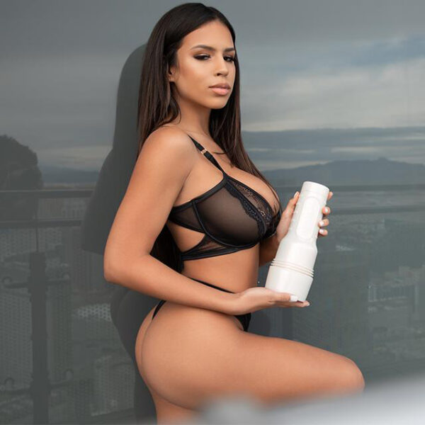 Autumn Falls staand in zwarte lingerie met haar exclusieve Peaches Fleshlight