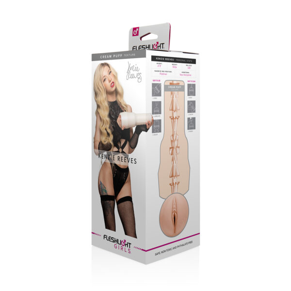Verpakking van de Kenzie Reeves Fleshlight met productinformatie